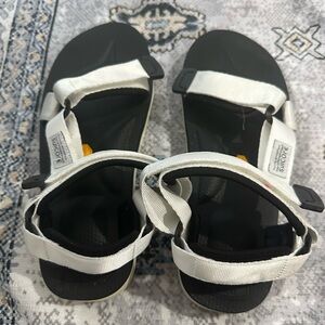 Elegant Black Sandals with Cushioned Sole and Adjustable Straps